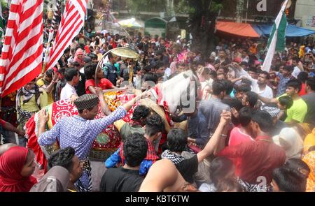 Dhaka, Bangladesh. 1 octobre 2017 septembre 22, 2017., Dhaka, Bangladesh ''" chiites participent à un rassemblement religieux avec au milieu de la sécurité pendant la célébration de la journée sur ashura 10e jour de Mouharram, le premier mois de l'année lunaire islamique, Dhaka, Bangladesh. achoura est un jour solennel de deuil pour les musulmans chiites commémorant le martyre de Hussein, petit-fils du prophète Mohammad dans 680 annonce à Karbala en Irak aujourd'hui. © monirul alam monirul alam/crédit : zuma wire/Alamy live news Banque D'Images