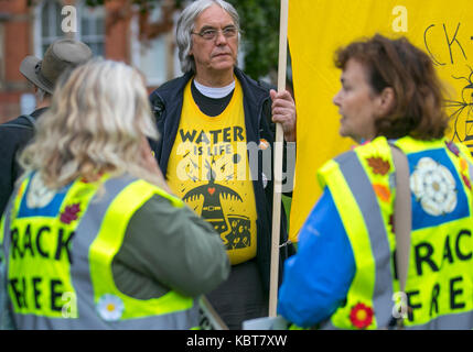 Manchester, UK. 1er octobre 2017. Anti-Fracking de protestation à la Conférence des conservateurs que des centaines de manifestants se rassemblent à l'Université de Salford. Comme la conférence du parti conservateur s'ouvre, il y a eu une manifestation de masse organisée par l'Assemblée du peuple, avec un climat et la fracturation hydraulique bloc organisé par la campagne contre le changement climatique et des groupes environnementaux locaux. Credit : MediaWorldImages/Alamy Live News Banque D'Images