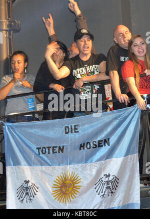 Buenos Aires, Argentine. 30Th sep 2017. spectateurs à un concert de punk rock allemand Die Toten Hosen à Buenos Aires, Argentine, le 30 septembre 2017. Le concert a marqué le 25e anniversaire de la première représentation du groupe en Argentine et a été suivi par 1 800 fans. crédit : Georg ismar/dpa/Alamy live news Banque D'Images