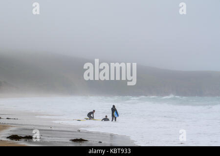 Praa Sands, Cornwall, UK. 1er octobre 2017. Météo britannique. Le 1er octobre a faible élévation et douce pluie, brouillard ou "vent" à la côte sud-ouest de Cornwall, les surfeurs profiter les vagues - malgré de nombreux Portugais man o'war jellyfish stil étant échoués sur la plage. Crédit : Simon Maycock/Alamy Live News Banque D'Images