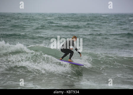 Praa Sands, Cornwall, UK. 1er octobre 2017. Météo britannique. Le 1er octobre a faible élévation et douce pluie, brouillard ou "vent" à la côte sud-ouest de Cornwall, les surfeurs profiter les vagues - malgré de nombreux Portugais man o'war jellyfish stil étant échoués sur la plage. Crédit : Simon Maycock/Alamy Live News Banque D'Images