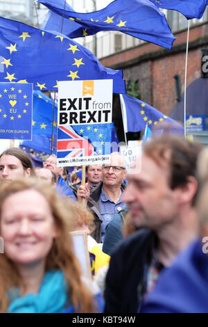 Brexit arrêt mars, le centre-ville de Manchester, le dimanche 1er octobre 2017 - grande protestation des milliers de supporters à travers le brexit arrêt centre ville de Manchester, le jour d'ouverture du congrès du parti conservateur. Steven mai / alamy live news Banque D'Images