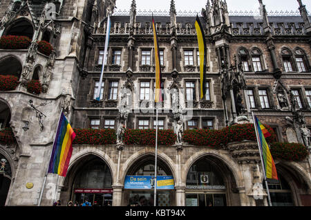 Munich, Bavière, Allemagne. 1 octobre, 2017. après la loi révolutionnaire ehefueralle la légalisation des mariages homosexuels en Allemagne, la ville de Munich a soulevé la fierté les drapeaux sur l'hôtel de ville (Rathaus) parmi les drapeaux de la Bavière, Allemagne, et Munich. crédit : sachelle babbar/zuma/Alamy fil live news Banque D'Images