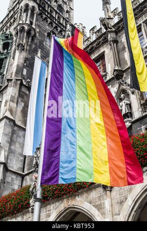 Munich, Bavière, Allemagne. 1 octobre, 2017. après la loi révolutionnaire ehefueralle la légalisation des mariages homosexuels en Allemagne, la ville de Munich a soulevé la fierté les drapeaux sur l'hôtel de ville (Rathaus) parmi les drapeaux de la Bavière, Allemagne, et Munich. crédit : sachelle babbar/zuma/Alamy fil live news Banque D'Images