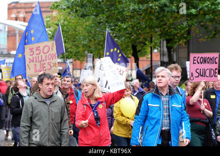 Brexit arrêt mars, le centre-ville de Manchester, le dimanche 1er octobre 2017 - grande protestation des milliers de supporters à travers le brexit arrêt centre ville de Manchester, le jour d'ouverture du congrès du parti conservateur. Steven mai / alamy live news Banque D'Images