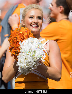 30 septembre 2017 : New York bénévoles cheerleader pendant la NCAA Football match entre les bénévoles de l'Université du Tennessee et de l'université de Georgia Bulldogs au Stade de Neyland à Knoxville, TN/CSM Gangloff Tim Banque D'Images