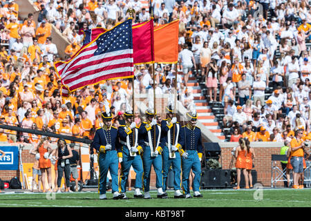 30 septembre 2017 : le drapeau des États-Unis au cours de la NCAA Football match entre les bénévoles de l'Université du Tennessee et de l'université de Georgia Bulldogs au Stade de Neyland à Knoxville, TN/CSM Gangloff Tim Banque D'Images