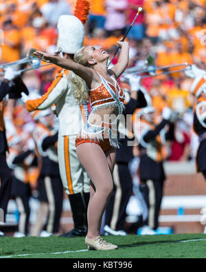 30 septembre 2017 : New York bénévoles majorette pendant la NCAA Football match entre les bénévoles de l'Université du Tennessee et de l'université de Georgia Bulldogs au Stade de Neyland à Knoxville, TN/CSM Gangloff Tim Banque D'Images