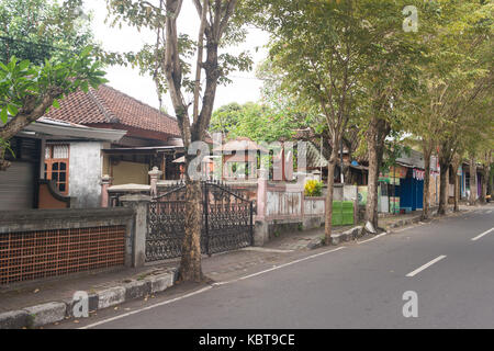 Bali, Indonésie. 1 octobre, 2017. Une rue est vu dans le district de Karang Asem, où Mont Agung volcan de 3 031 mètres de haut est sur le haut niveau d'alerte avec la poursuite de la randonnée des activités sismiques, à Bali, Indonésie, oct. 1, 2017. Le nombre de personnes fuyant le grondement du volcan de bali a augmenté pour atteindre près de 144 000 et de l'autorité locale a mis en place des dispositifs d'alerte précoce comme éruption est imminente, un haut fonctionnaire de l'agence nationale de gestion des catastrophes a déclaré samedi. crédit : du yu/Xinhua/Alamy live news Banque D'Images