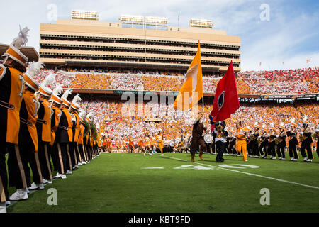 30 septembre 2017 : New York Bénévoles Équipes esprit prendre le champ avant de la NCAA Football match entre les bénévoles de l'Université du Tennessee et de l'université de Georgia Bulldogs au Stade de Neyland à Knoxville, TN/CSM Gangloff Tim Banque D'Images