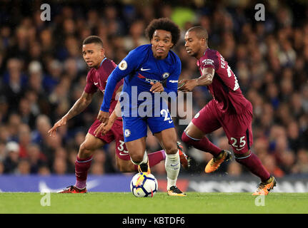 Manchester City's gabriel jésus (à gauche) et fernandinho (à droite) bataille pour le bal avec Chelsea's willian (centre) au cours de la Premier League match à Stamford Bridge, Londres. Banque D'Images