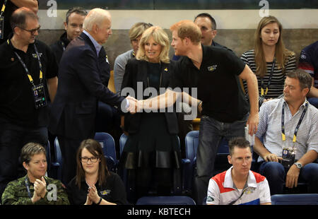 Le prince Harry répond à l'ancien vice-président des États-Unis Joe Biden et ancien deuxième dame des États-Unis jill biden au cours de la Basket-ball en fauteuil roulant au mattamy Athletic Centre au 2017 invictus games à Toronto, au Canada. Banque D'Images