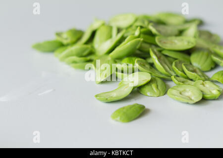 Le fresh parkia sur fond blanc qui est puant tropical haricots comestibles, Thaïlande Banque D'Images