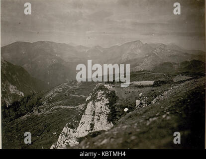 Cette photographie panoramique, prise le 19 août 1917, montre une vue de Art. Beobachter à Lanzenkopf, avec Pizzul et le mont Zermula en toile de fond. Banque D'Images