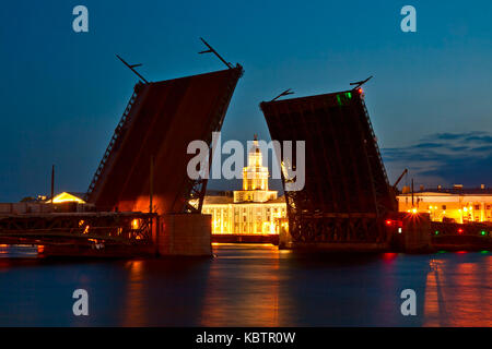 La nuit blanche de st.-Petersburg, le faux palace bridge Banque D'Images