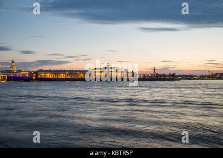 Vue de la pointe de l'île Vassilievski dans la soirée d'été, st. Petersburg, Russie Banque D'Images