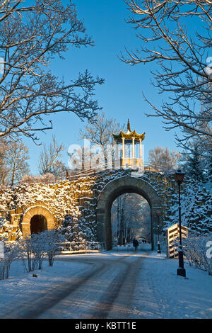 Pavillon chinois et porte gothique d'Alexandre Pouchkine en jardins Banque D'Images