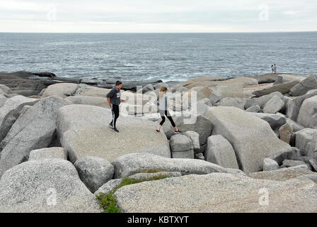 Les roches glaciaires à Peggy's Cove, sur la côte est de Saint Margaret's Bay à Halifax, Nouvelle-Écosse, Canada Banque D'Images