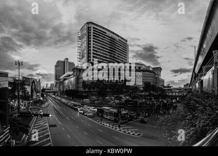 Bangkok, Thaïlande - 11 septembre 2015 : paysage de la mbk shopping mall en noir et blanc.ce lieu est très célèbre centre commercial à central o Banque D'Images