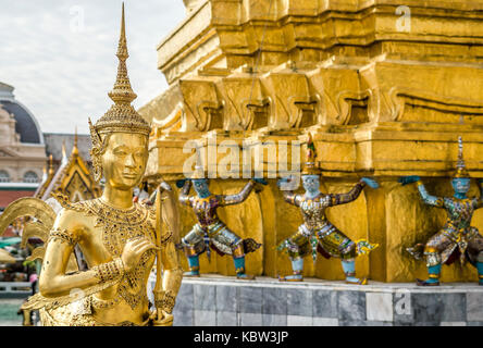 Golden Kinnaree Thai Sculpture, mi-homme mi-oiseau,au Grand Palace, Thaïlande Banque D'Images