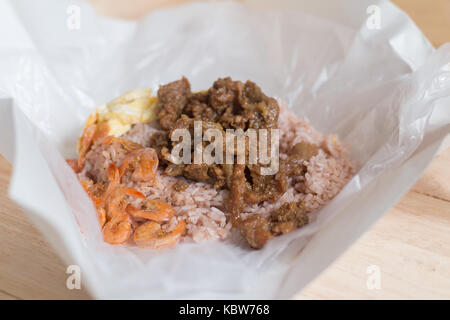 Le riz assaisonné de pâte de crevettes (khaao khlook gabpi) qui est important plat de la cuisine thaïlandaise que servir avec du porc frit, omelette et sécher les crevettes Banque D'Images