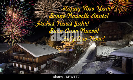 Carte du nouvel an avec alpine village de neige, feux d'artifice, mulitlingual texte d'accueil Banque D'Images