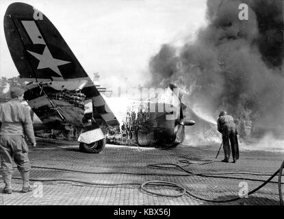 Republic p-47 thunderbolt . avion en flammes après l'atterrissage sur un porte-avions durant la seconde guerre mondiale Banque D'Images