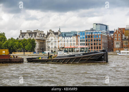 Le transport par voie navigable : Riverside CORY remorqueur de l'énergie 'Récupérer' tirant une péniche de chargement des conteneurs dans la Tamise par Victoria Embankment, London, UK Banque D'Images