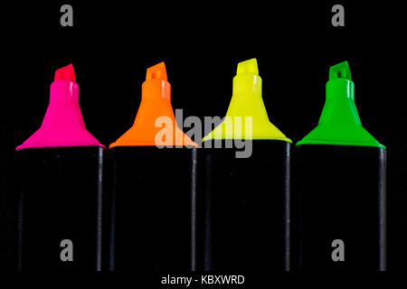 Surligneur de bureau sur un fond noir. office de tirer mazak gisent sur un comptoir noir. fond noir. Banque D'Images