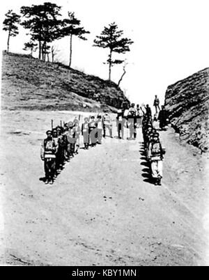 Le titre 'Unter chinesischer Eskorte hinab nach Jehol' se traduit par 'sous escorte chinoise à Jehol'. Cela fait probablement référence à un récit ou à une représentation visuelle d'un voyage vers la ville historique de Jehol, située en Chine, sous escorte militaire ou royale, pendant la dynastie Qing. Banque D'Images