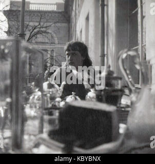 Cette image représente Anastasia Nikolaevna, la plus jeune fille du tsar Nicolas II de Russie, en 1916. Anastasia était une figure importante de l'histoire royale russe, connue pour sa fin tragique aux côtés de sa famille dans la Révolution russe. Banque D'Images