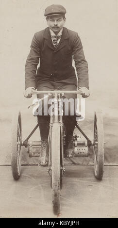 J. Marcellin, un coureur français, remporte la course Paris-Amsterdam-Paris 1898 sur un tricycle de Dion, établit un record de vitesse en 1899 et remporte la course moto circuit du Sud Ouest 1900. Banque D'Images