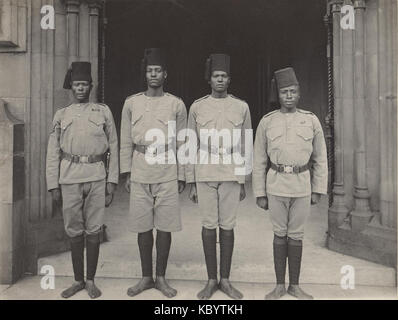 Quatre soldats du roi Édouard VII's African Rifles par Sir (Jean) Pierre Benjamin Banque D'Images