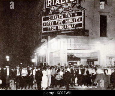 '45 minutes from Broadway', une production de 1920, a été jouée au Rialto Theater à Hamilton, Ohio. Cette comédie musicale a capturé l'essence du théâtre américain du début du XXe siècle, mettant en valeur la culture théâtrale dynamique de l'époque. Banque D'Images