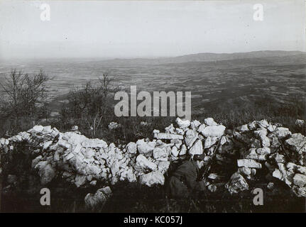 Cette page de la série *Kriegsalbum* (volume 108) montre une image représentant un moment important de l’histoire de la guerre, capturant l’impact et les conditions d’un conflit militaire spécifique. Banque D'Images