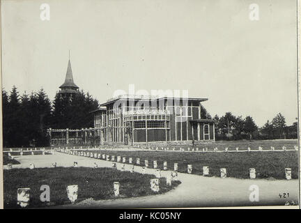 Une page tirée de 'Kriegsalbum 107', montrant une photographie ou une illustration de la première Guerre mondiale, offrant un aperçu des expériences et de l'histoire visuelle de l'époque de la guerre à travers des images militaires. Banque D'Images