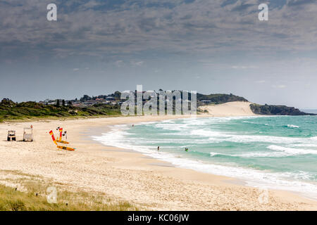 1,6 km plage près de Forster sur le milieu côte nord avec sa grande rampe de dunes de sable à l'extrémité nord, New South Wales, Australie Banque D'Images