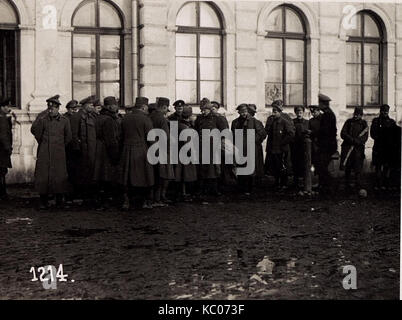 Cette photographie montre des officiers ukrainiens à la gare de Wladimir Volynskyi, Ukraine. L'image date probablement du début du XXe siècle, représentant un moment de la vie militaire ou sociale ukrainienne, reflétant le contexte historique de l'époque. Banque D'Images