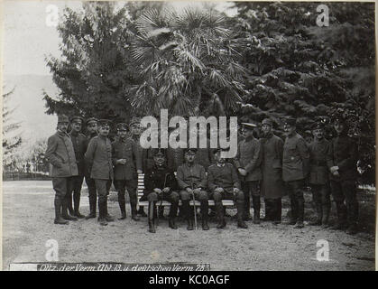 Une photographie historique représentant des officiers des 13e et 28e unités allemandes d'arpentage, montrant le personnel militaire impliqué dans les activités d'arpentage. Banque D'Images