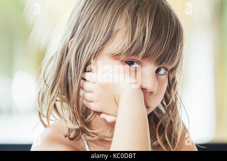 Cute little girl caucasienne offensée, close-up portrait en extérieur Banque D'Images