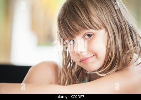 Portrait petite fille blonde grave, close-up outdoor face portrait Banque D'Images