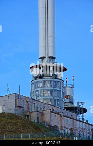 Relais TV au sommet du volcan Puy de Dome, Auvergne, Massif Central, France Banque D'Images