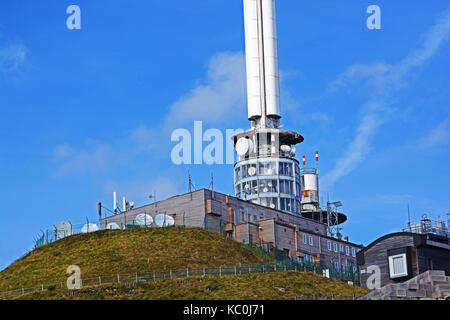 Relais TV au sommet du volcan Puy de Dome, Auvergne, Massif Central, France Banque D'Images