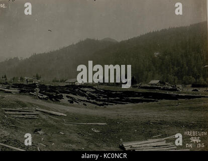 L'image montre une gare incendiée à Hrebenow, capturant les conséquences d'un incendie qui a dévasté la région. La scène reflète la destruction causée par l'incendie. Banque D'Images