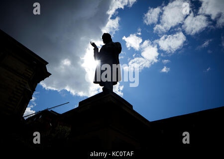 St Anns Manchester Square silhouetté Richard Cobden statue créée par le sculpteur Bois Marshall Banque D'Images