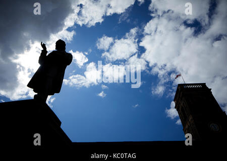 St Anns Manchester Square silhouetté Richard Cobden statue créée par le sculpteur Bois Marshall Banque D'Images