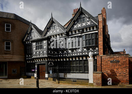 Le centre-ville de Stockport bâtiment tudor dans Cheshire Banque Natwest, Grade II* énumérés Underbank Hall une maison de ville du xvie siècle Banque D'Images