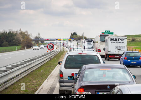 Prague, République tchèque - Le 14 avril 2017 : embouteillage sur l'autoroute entre Prague et Brno en raison de travaux routiers Banque D'Images