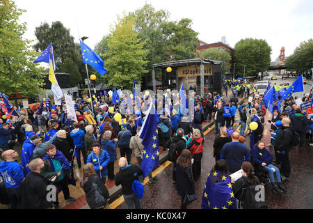 Un rassemblement à tous les saints, parc, avant un arrêt brexit en dehors de la mars conférence du parti conservateur à la Manchester central convention complex à Manchester. Banque D'Images