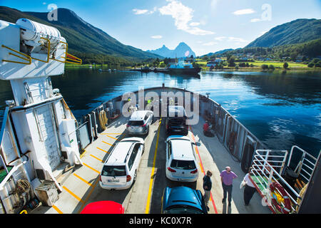 Kystriksveien - la route côtière le long du littoral de Nordland en Norvège. Image prise sur le ferry Foroy Agskardet - comme c'est à Agskardet d'. Banque D'Images